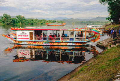 Balade en bateau-dragon sur la rivière des Parfums à Hué