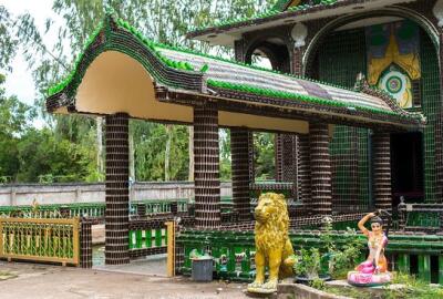 Wat Lan Khuat : un beau temple au million de bouteilles