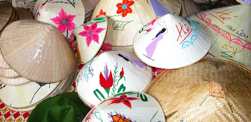 La-fabrication-des-chapeaux-coniques-a-Hue