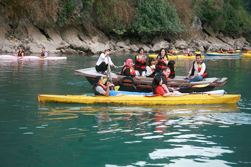 voyager-dans-la-baie-dha-long-en-octobre