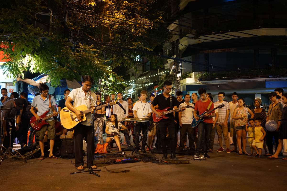 ta-hien-la-rue-de-la-biere-a-pression-a-hanoi